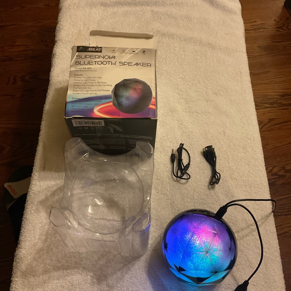 BRAND NEW Vivitar Lumibeat LB6200BT SUPERNOVA BLUETOOTH SPEAKER!!